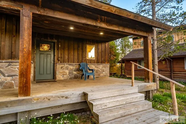 $890,000 | 3770 Arctic Fox Drive, Island Park, ID 83429