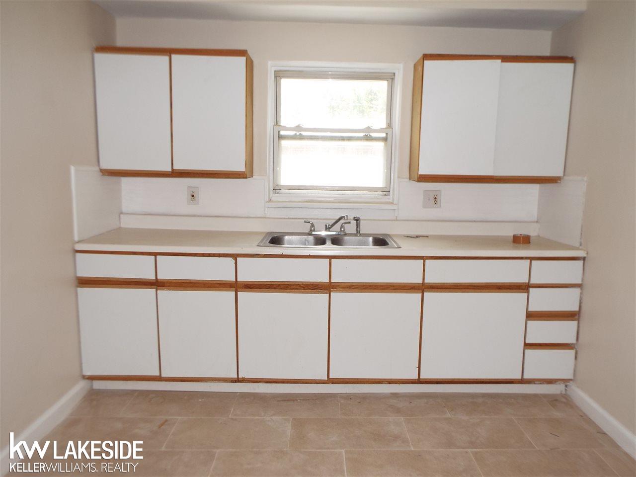 20782 Doepfer Road Warren, MI 48091 - Photo 7 of 16 20784 Kitchen
