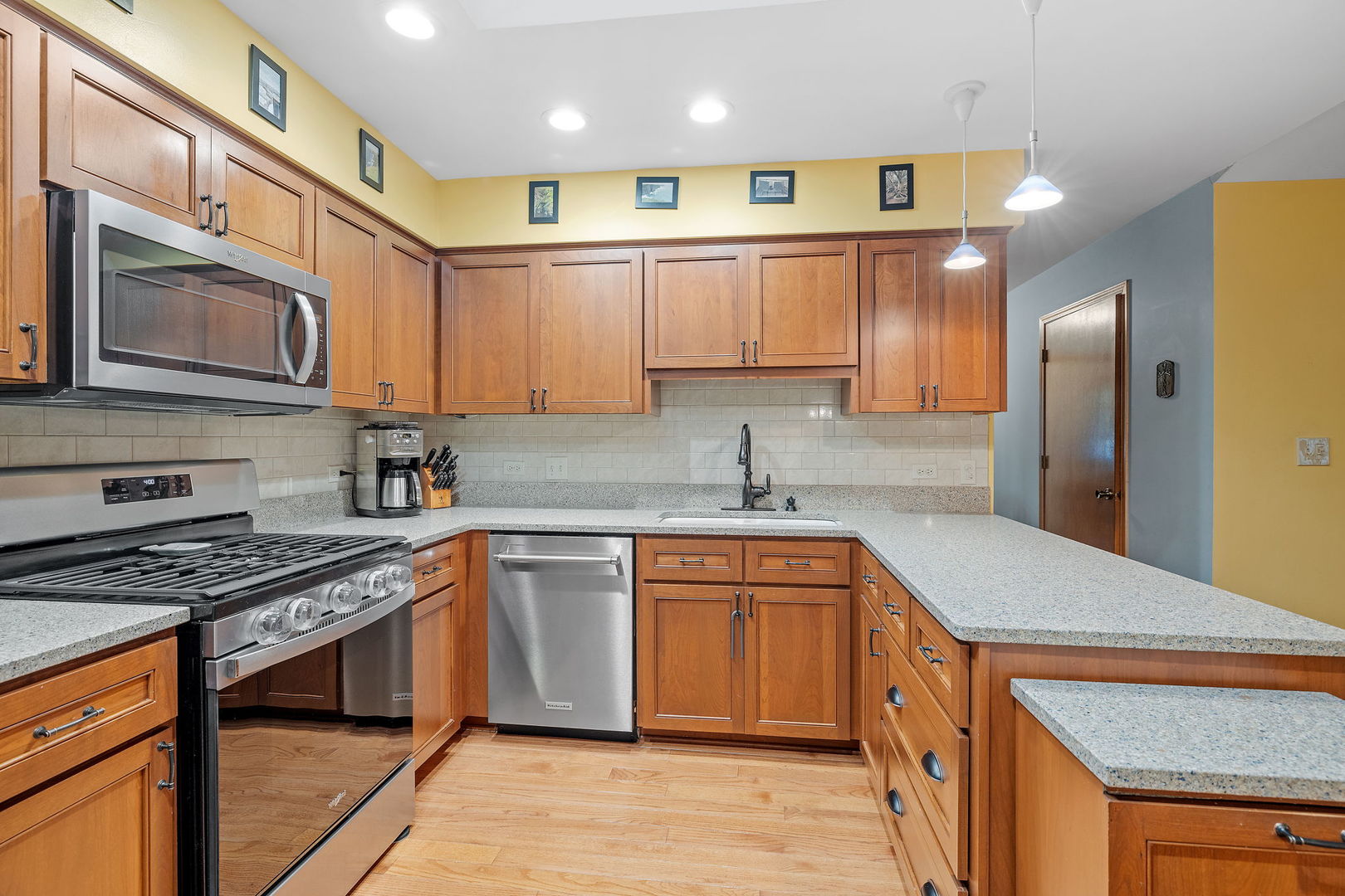 16528 Edgewood Road Plainfield, IL 60586 - Photo 6 of 29 Gallery Image 6