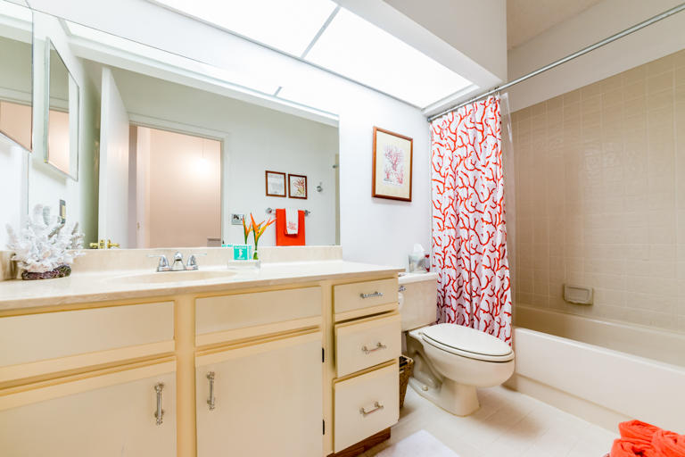 5290 Sapphire Valley Boca Raton, FL 33431 - Photo 13 of 16 5290 Sapphire Vly Guest Bath 1