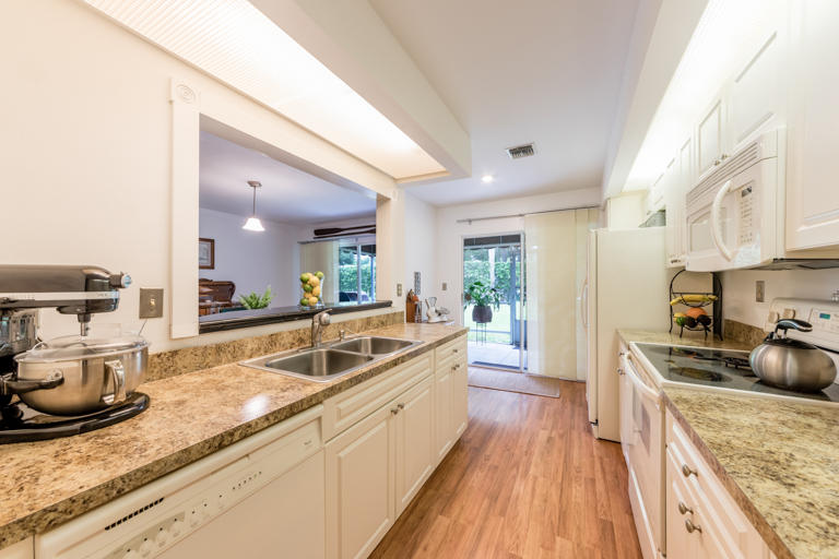 5290 Sapphire Valley Boca Raton, FL 33431 - Photo 6 of 16 5290 Sapphire Vly Kitchen 2