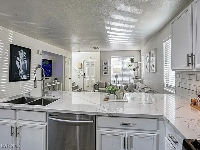 $2,350 | 6080 St Petersburg Drive, Las Vegas, NV 89142