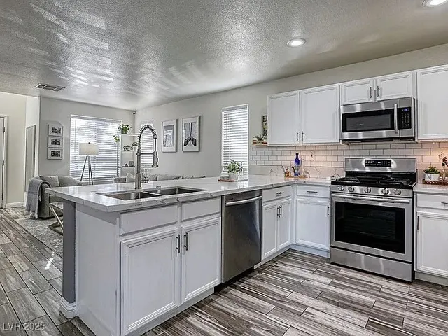 $2,350 | 6080 St Petersburg Drive, Las Vegas, NV 89142