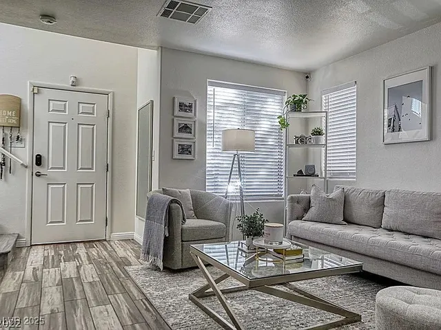 $2,350 | 6080 St Petersburg Drive, Las Vegas, NV 89142