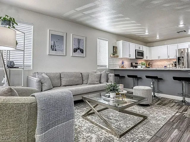 $2,350 | 6080 St Petersburg Drive, Las Vegas, NV 89142