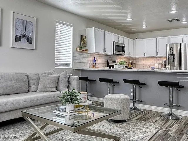 $2,350 | 6080 St Petersburg Drive, Las Vegas, NV 89142