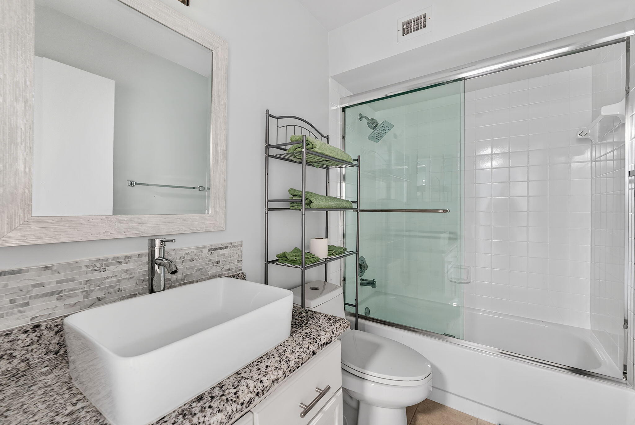5332 Buckhead Circle, Unit 1010 Boca Raton, FL 33486 - Photo 28 of 30 Guest Bathroom