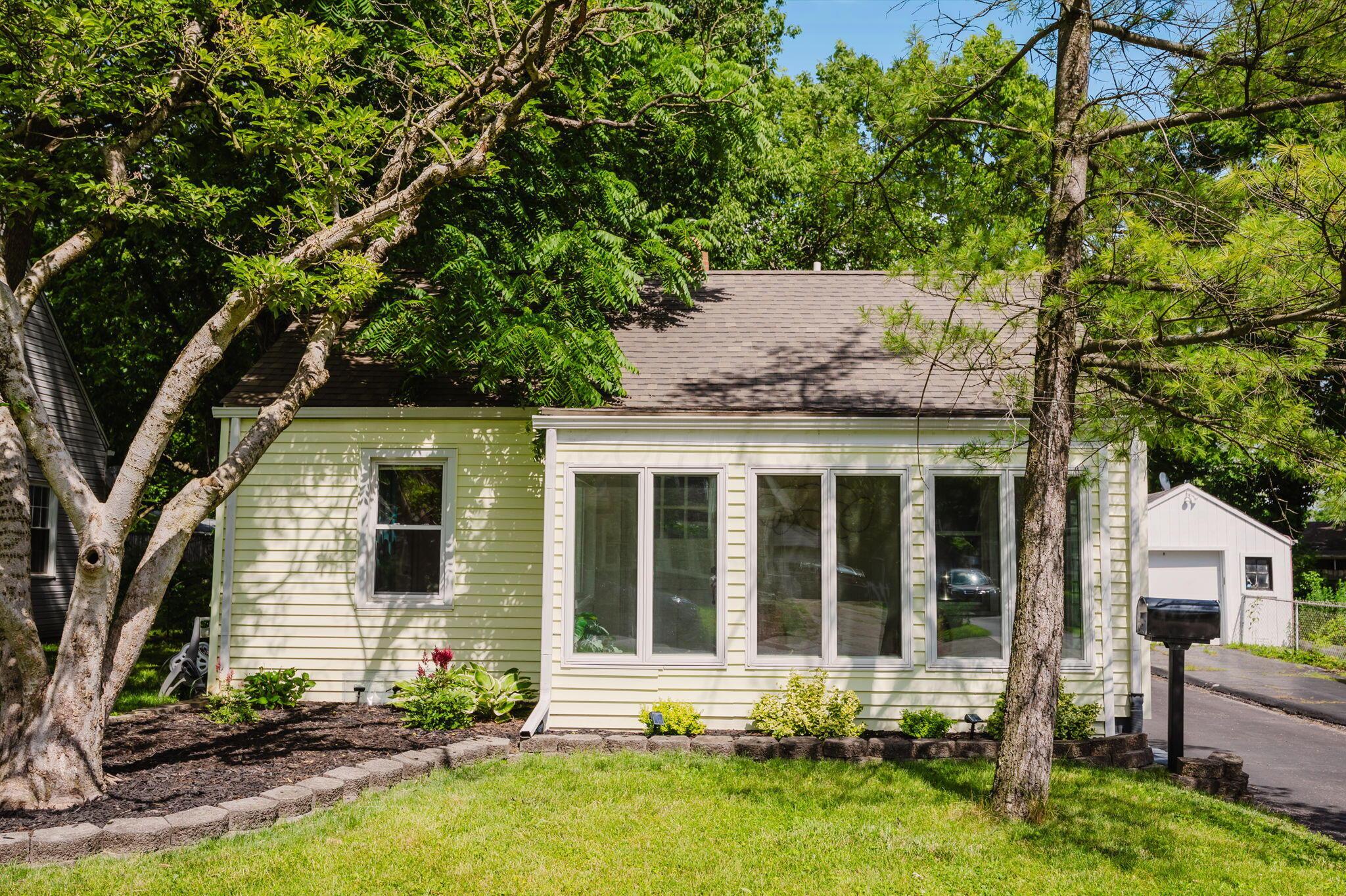 812 South Chesterfield Road Columbus, OH 43209 - Photo 2 of 40