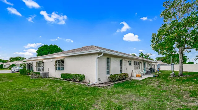 a view of a house with backyard