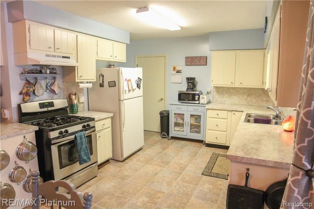 923 East Jolly Road Lansing, MI 48910 - Photo 7 of 21