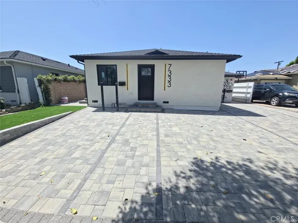 $2,300 | 7331 1/2 Vanalden Avenue, Reseda, CA 91335