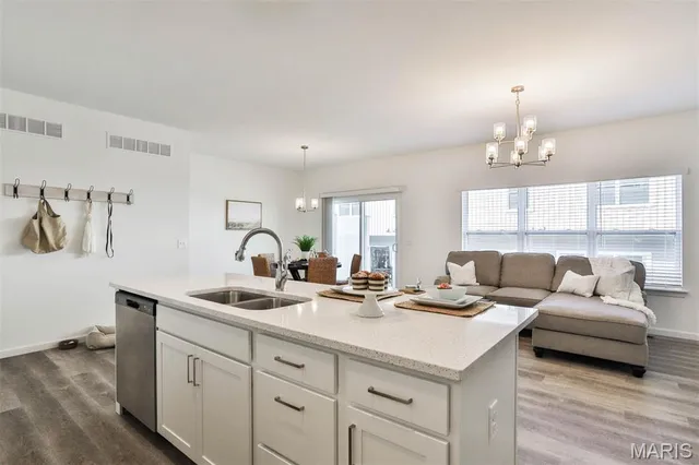 $2,325 | 142 Ripple Crk Drive, Lake St. Louis, MO 63367