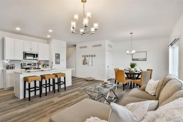 $2,325 | 142 Ripple Crk Drive, Lake St. Louis, MO 63367