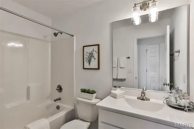 $2,325 | 142 Ripple Crk Drive, Lake St. Louis, MO 63367