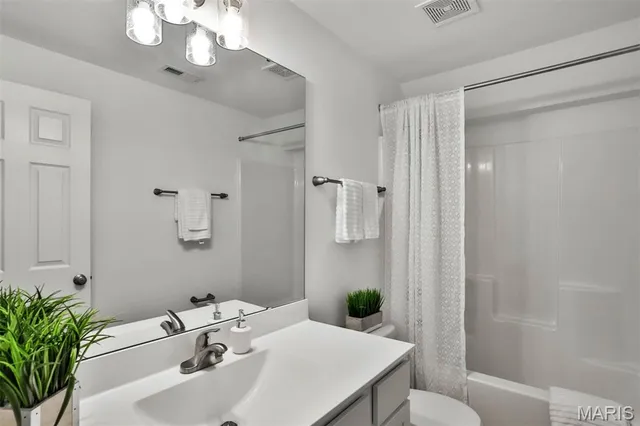 $2,325 | 142 Ripple Crk Drive, Lake St. Louis, MO 63367