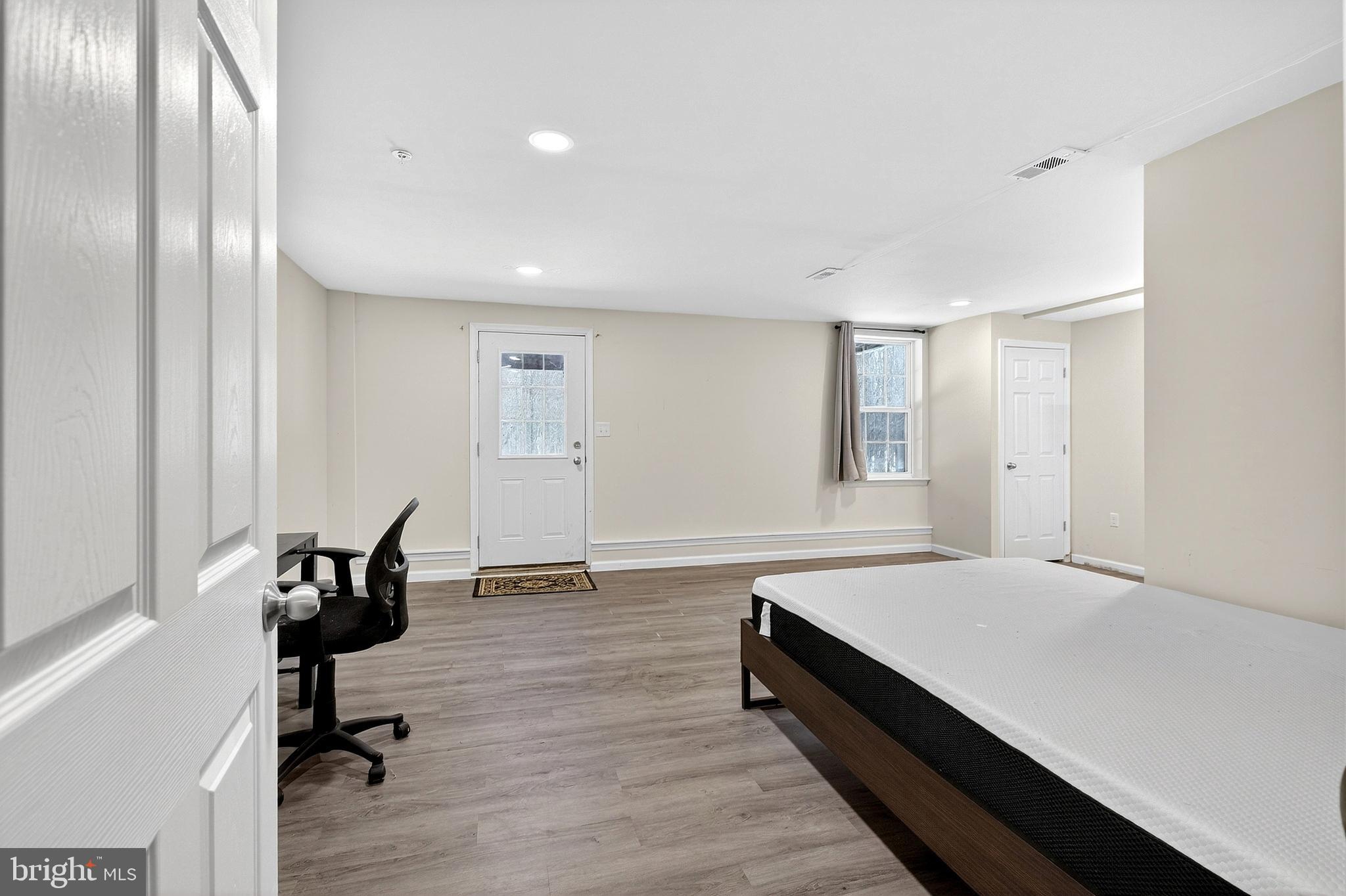 48 Munro Road Newark, DE 19711 - Photo 39 of 50 a spacious bedroom with a bed and a chandelier