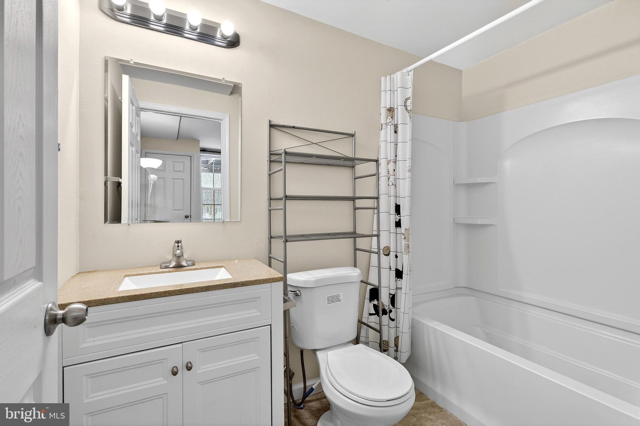 48 Munro Road Newark, DE 19711 - Photo 42 of 50 a bathroom with a toilet a sink and a bathtub