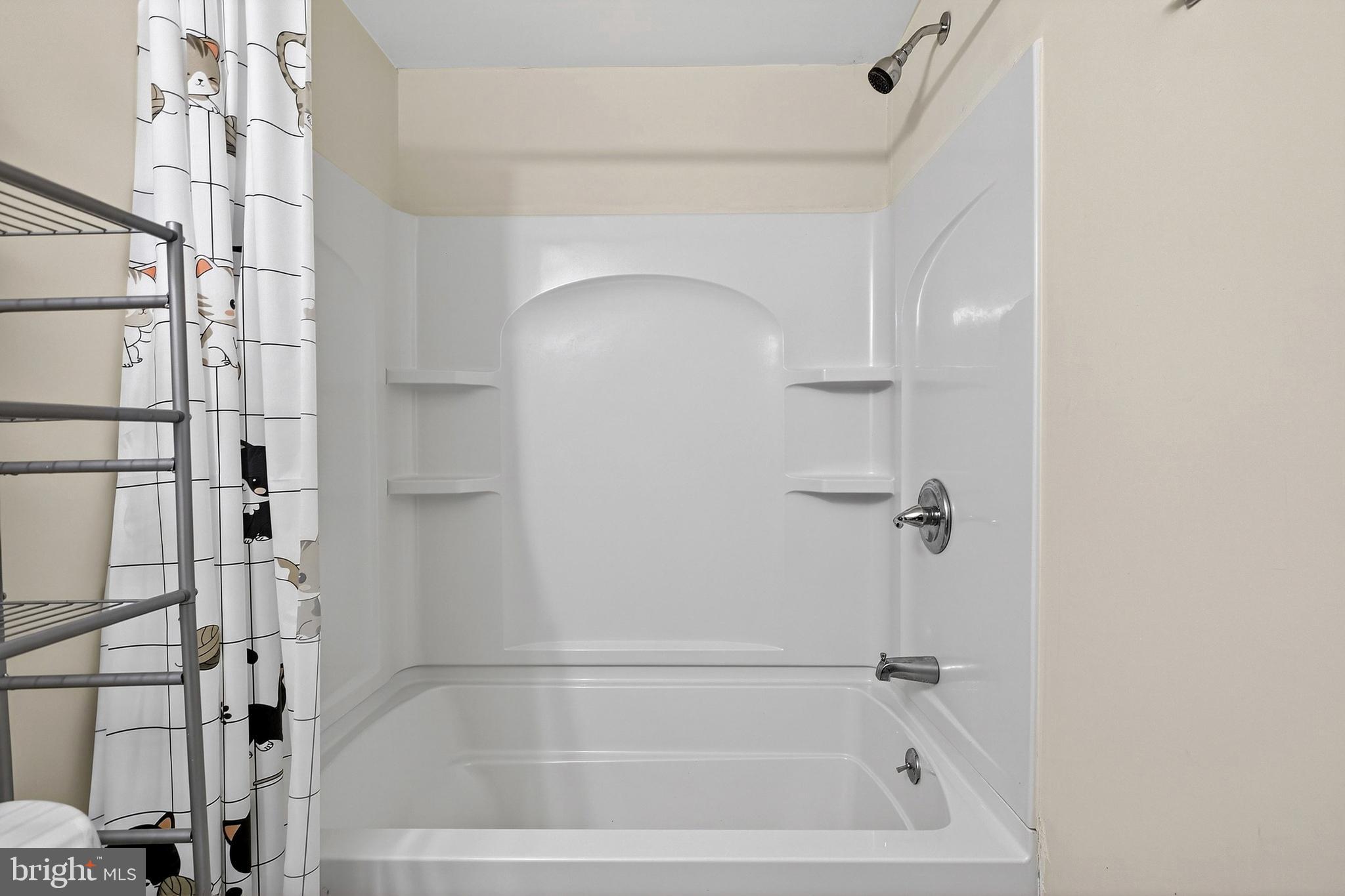 48 Munro Road Newark, DE 19711 - Photo 43 of 50 a bathroom with a bathtub