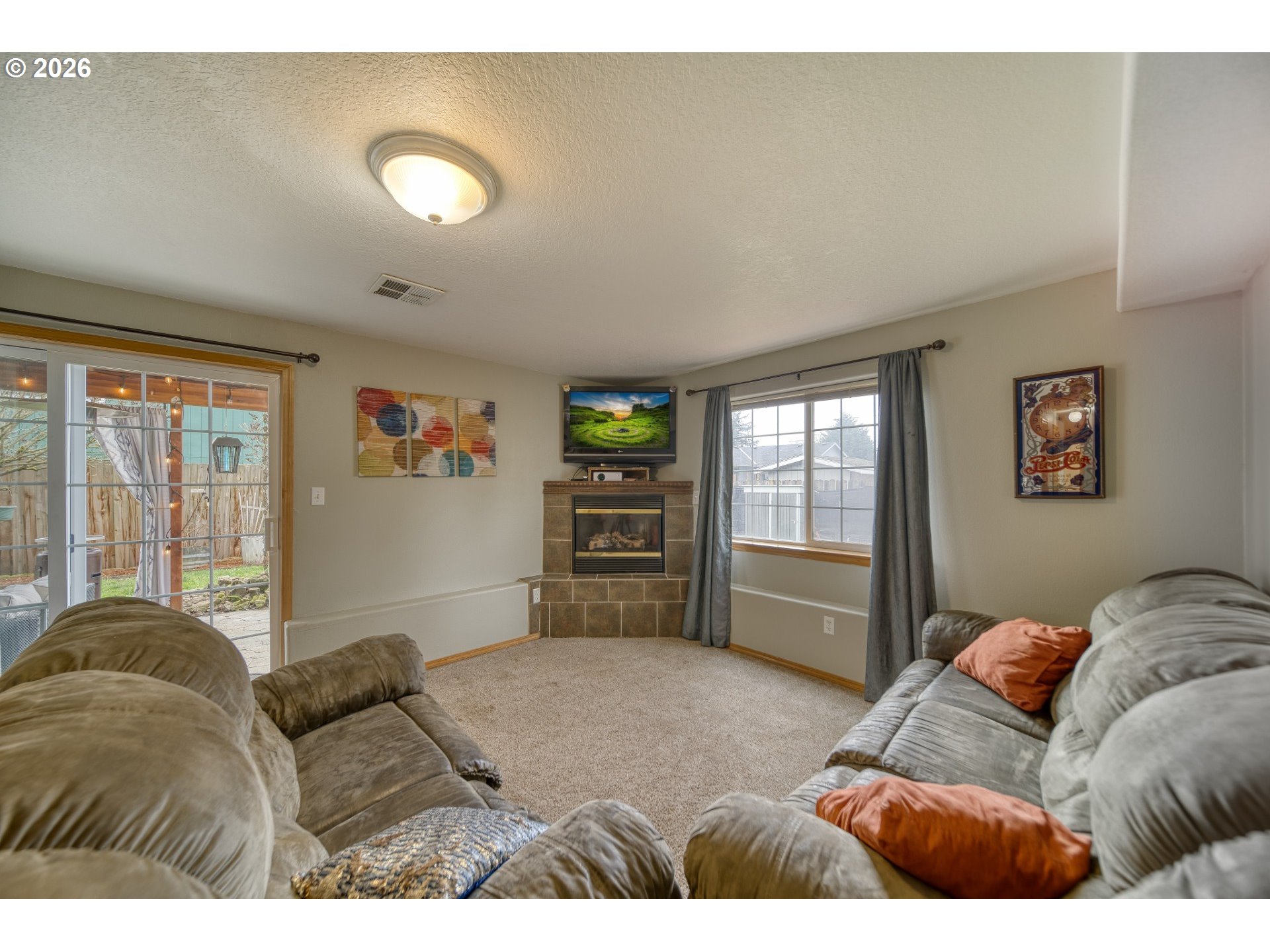435 South 8th Street St. Helens, OR 97051 - Photo 18 of 39 a living room with furniture and a window