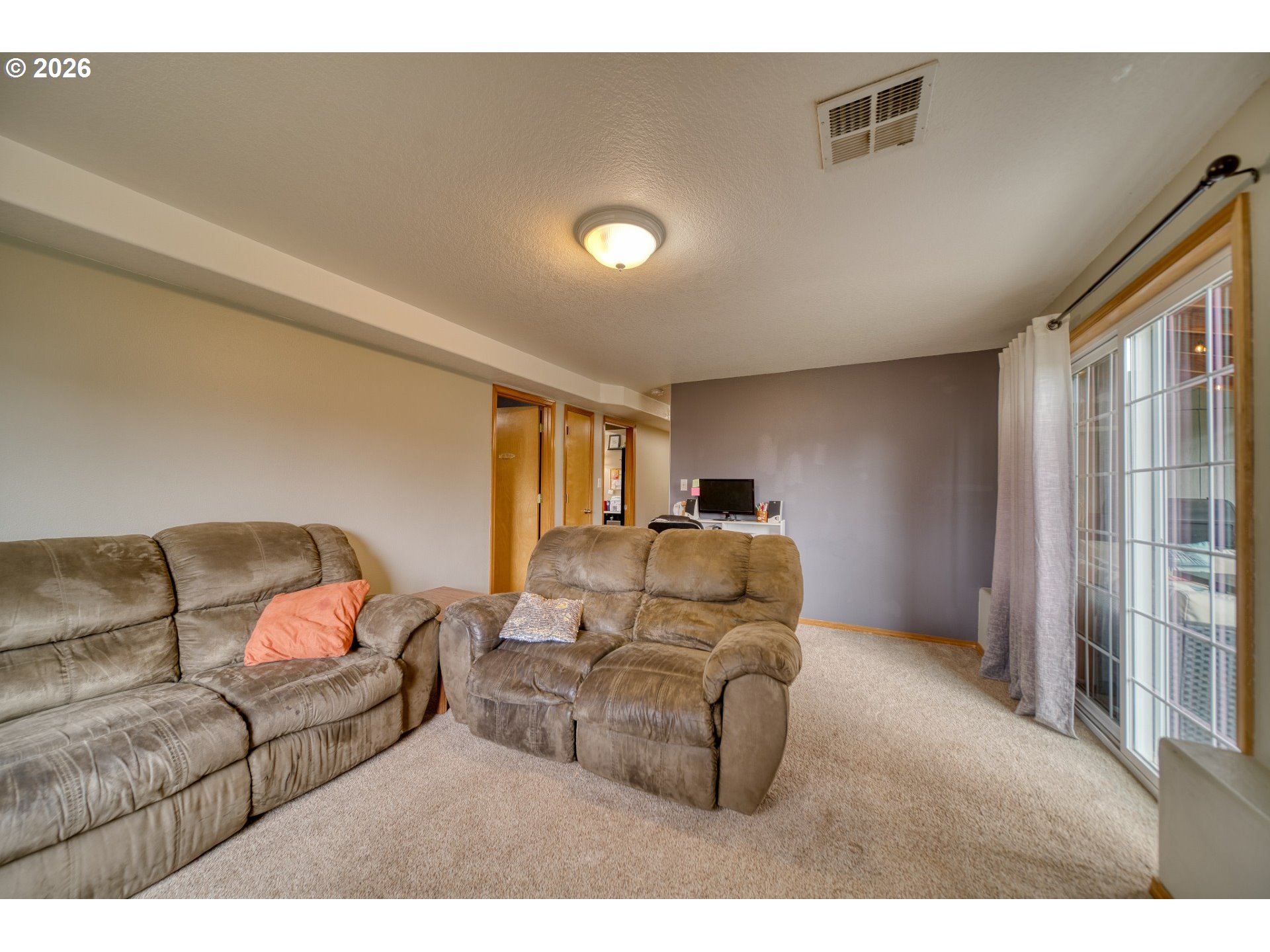435 South 8th Street St. Helens, OR 97051 - Photo 19 of 39 a living room with furniture