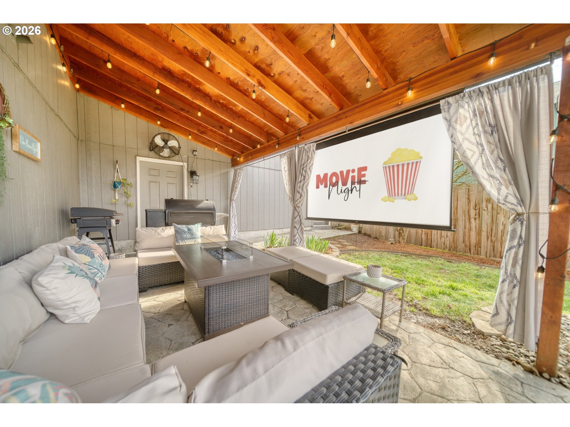 435 South 8th Street St. Helens, OR 97051 - Photo 31 of 39 a living room with furniture