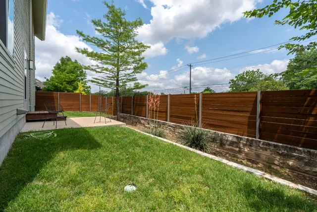 a view of a backyard