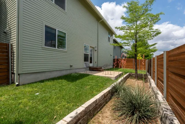 a view of a backyard with pathway