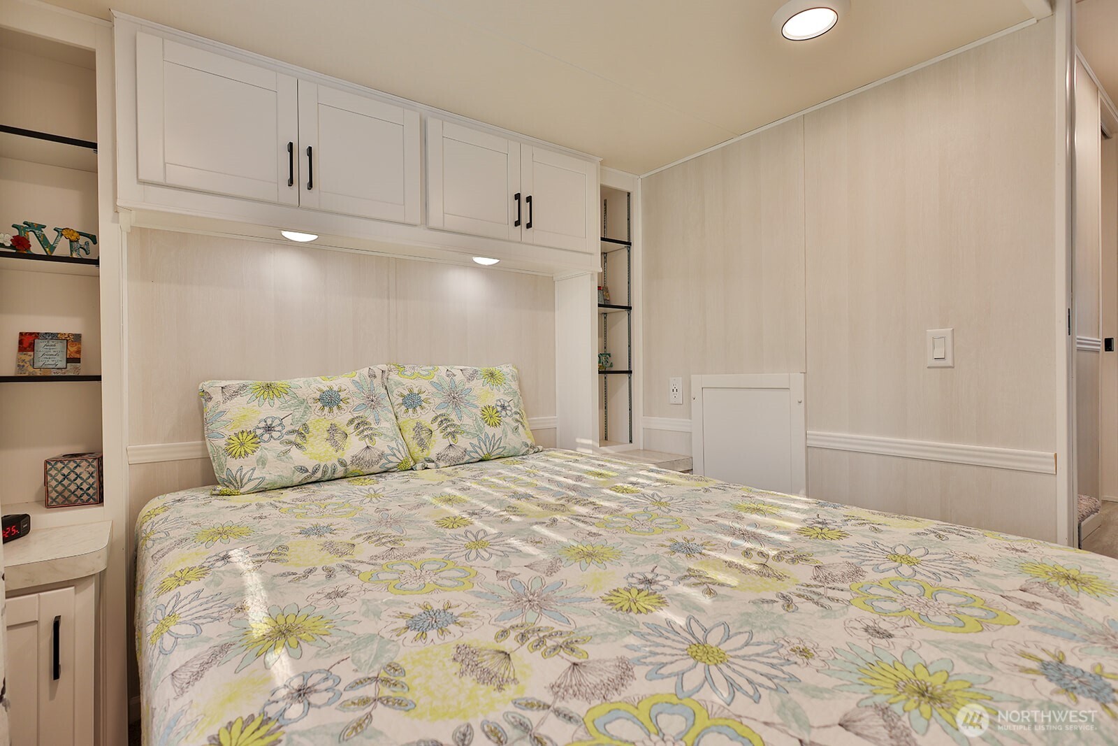 21512 Camp 12 Road Leavenworth, WA 98826 - Photo 11 of 40 a bedroom with a large bed and a cabinets