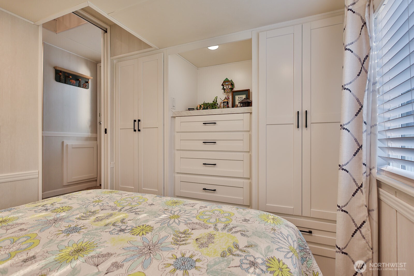 21512 Camp 12 Road Leavenworth, WA 98826 - Photo 12 of 40 a bedroom with a bed and a cabinets