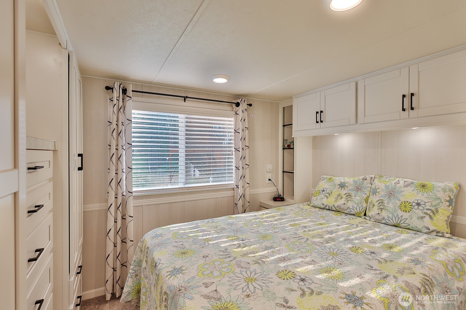 21512 Camp 12 Road Leavenworth, WA 98826 - Photo 10 of 40 a bedroom with a large bed and a window