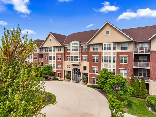 $470,000 | 4100 South Lake Drive, Unit 417, St. Francis, WI 53235