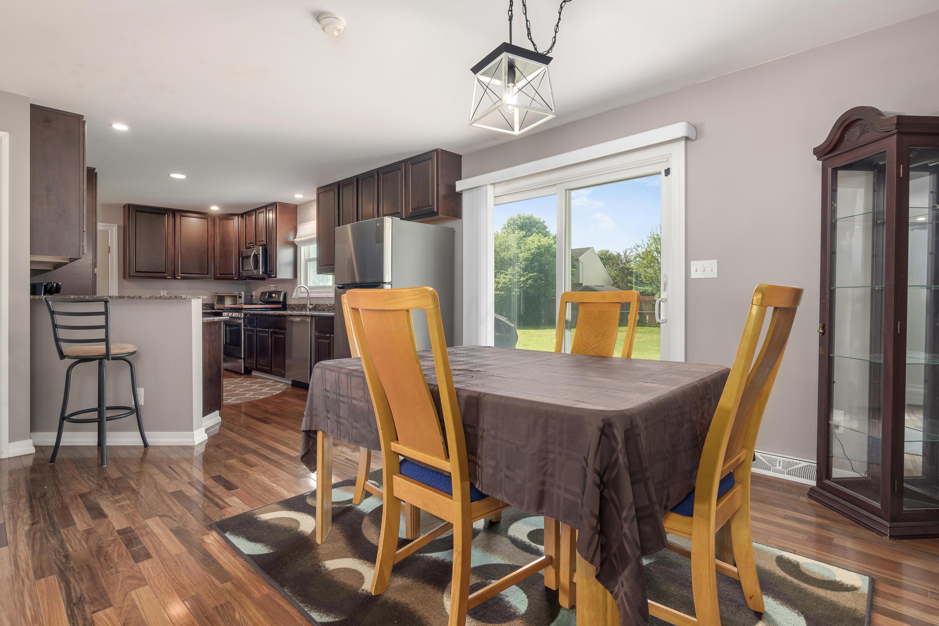 6285 Feder Road Columbus, OH 43228 - Photo 7 of 21 i_6285_Feder dining room2
