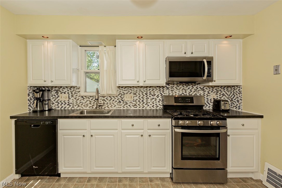 1408 Churchill Road Lyndhurst, OH 44124 - Photo 16 of 34