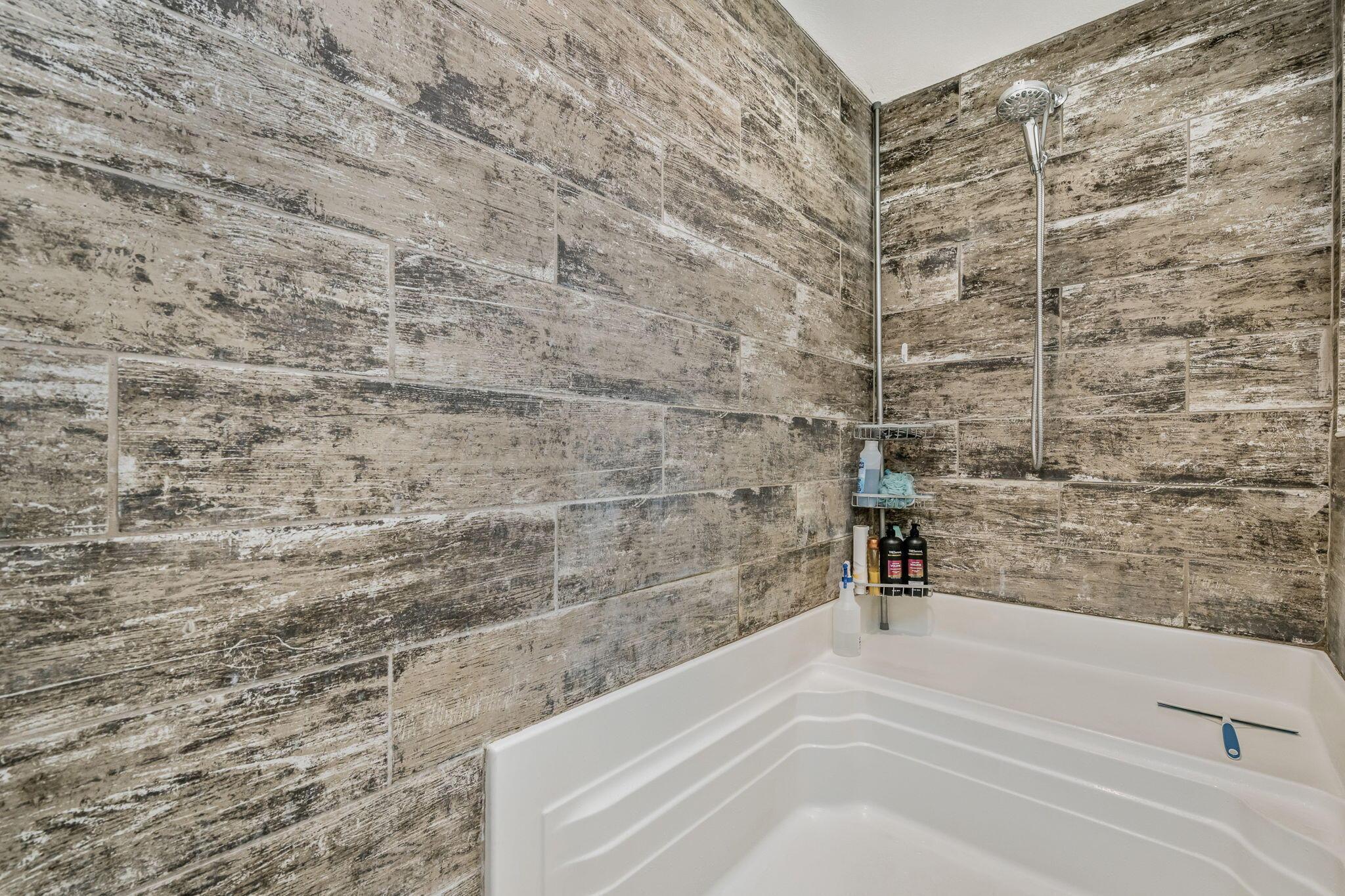 441 West Plantation Road Amarillo, TX 79118 - Photo 13 of 25 a bathroom with a bathtub