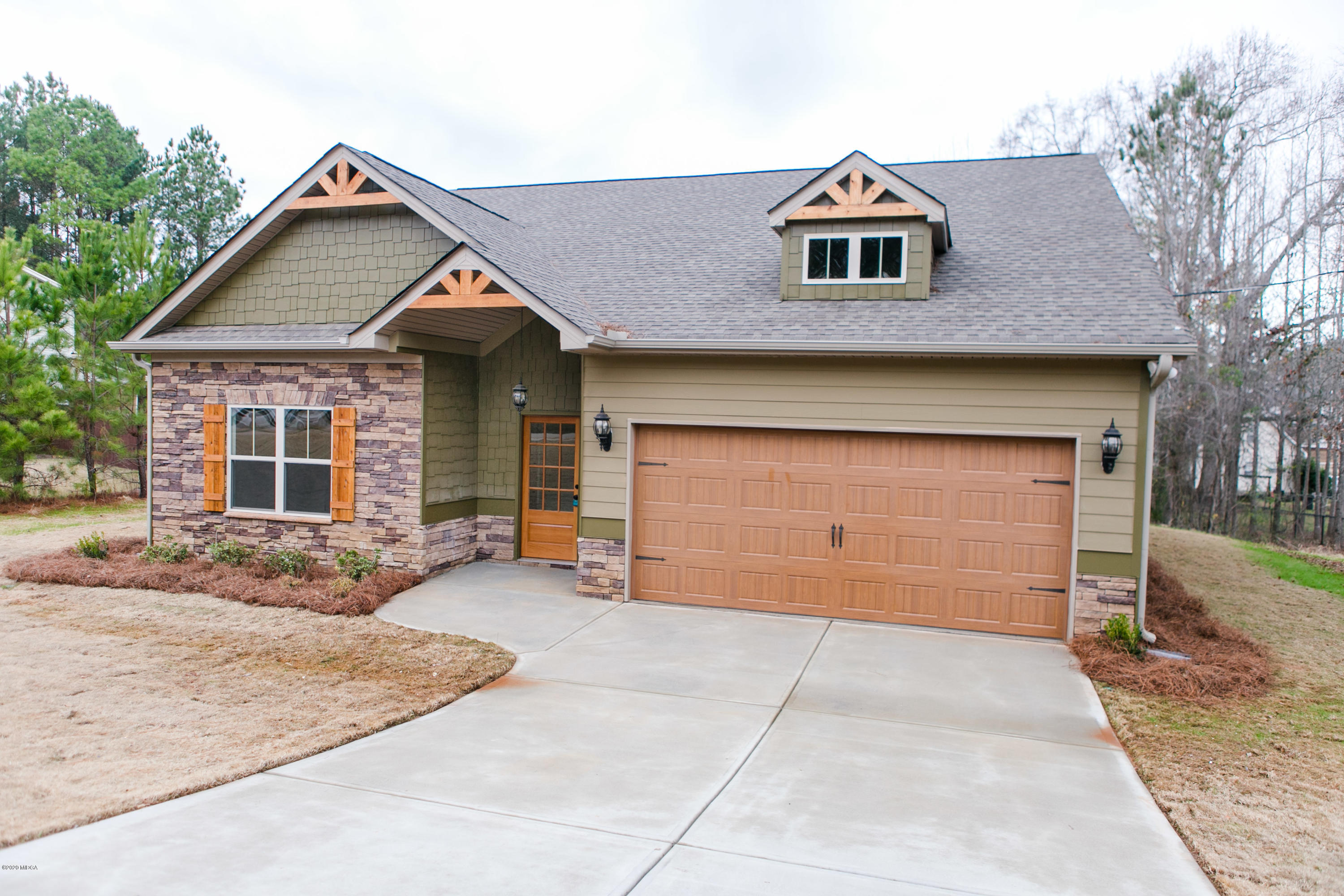 333 Walnut Grove Road Gray, GA 31032 - Photo 3 of 27 a front view of a house with a yard and garage