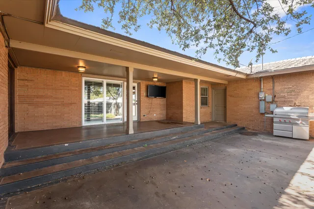 a view of a house with a outdoor space