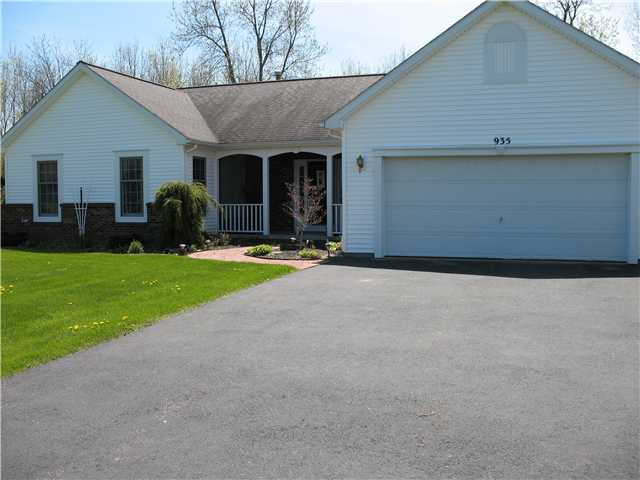 935 Meadow Ridge Lane Webster, NY 14580 - Photo 1 of 1 Exterior Front