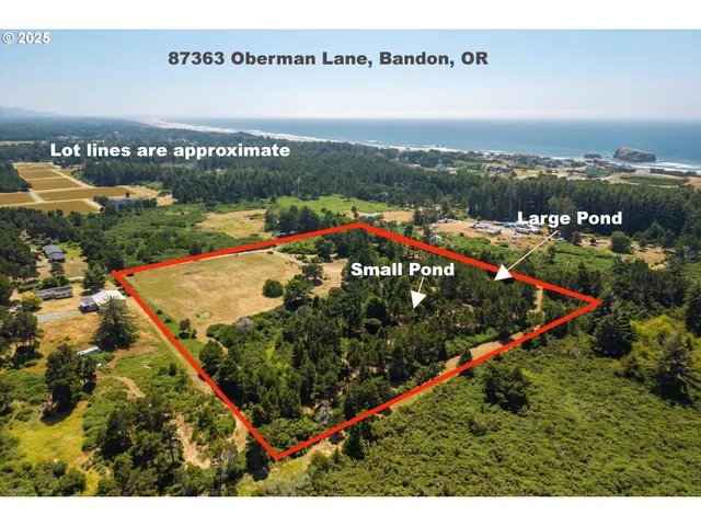 a view of a tennis court