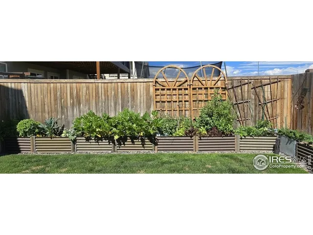 a black and white photo of a big building