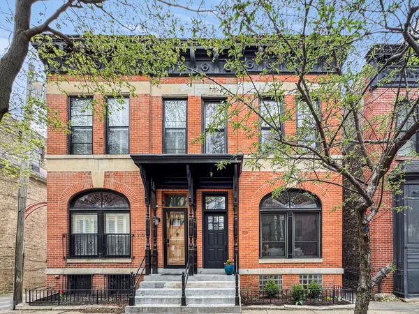 $1,099,000 | 208 West St Paul Avenue, Chicago, IL 60614