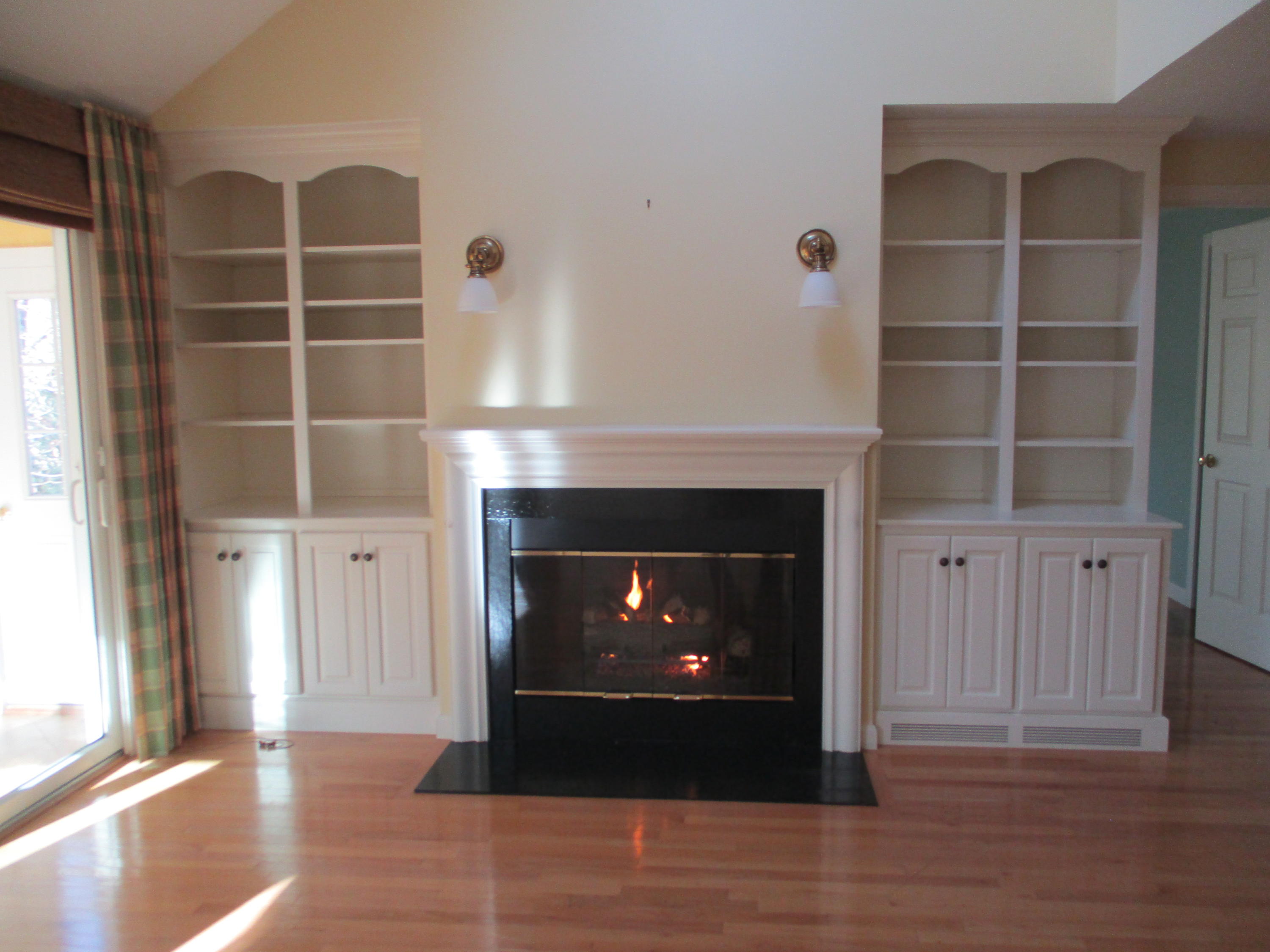 13 North Ridge Road, Unit 440 Mashpee, MA 02649 - Photo 8 of 30 a living room with a fireplace and a rug