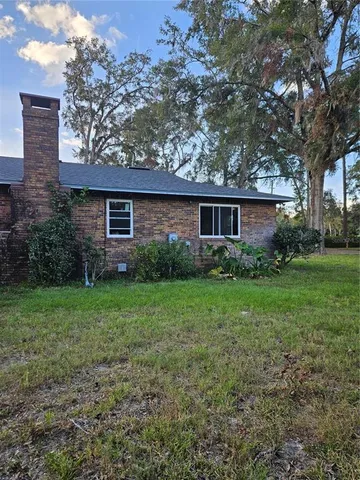 a view of backyard of the house