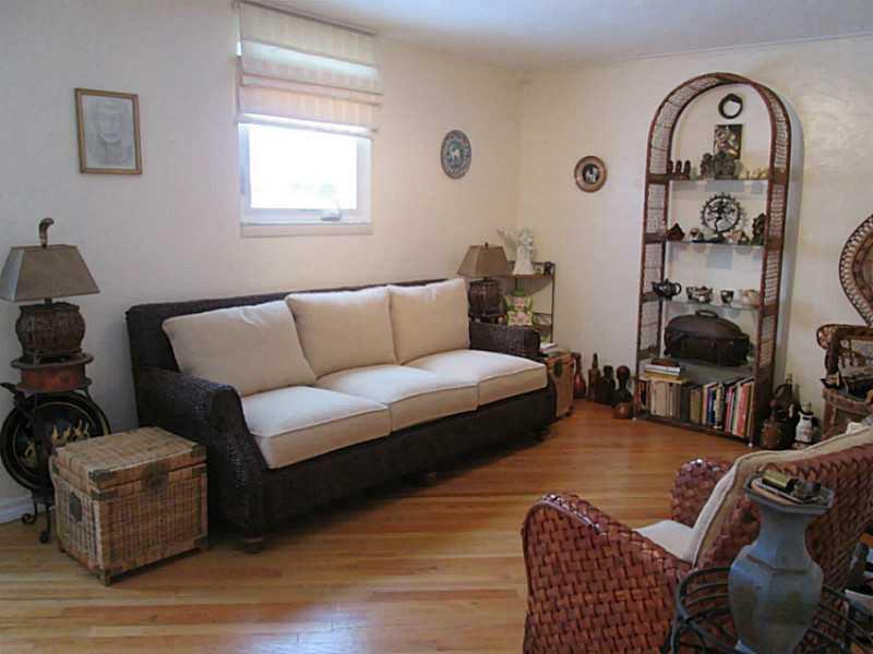 118 Highfield Road Butler, PA 16001 - Photo 3 of 25 Living Room.