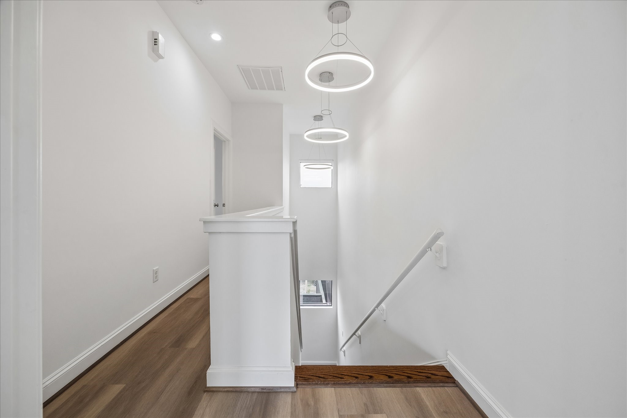2510 Genesee Street Houston, TX 77006 - Photo 17 of 40 3rd Floor Landing Hallway