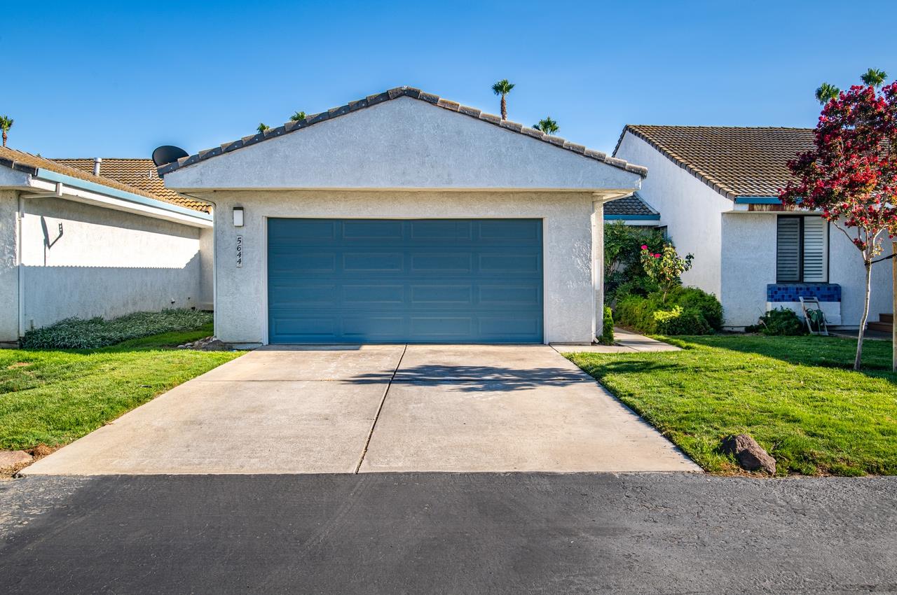 5644 Schooner Loop Discovery Bay, CA 94505 - Photo 3 of 42 front view of house with a yard