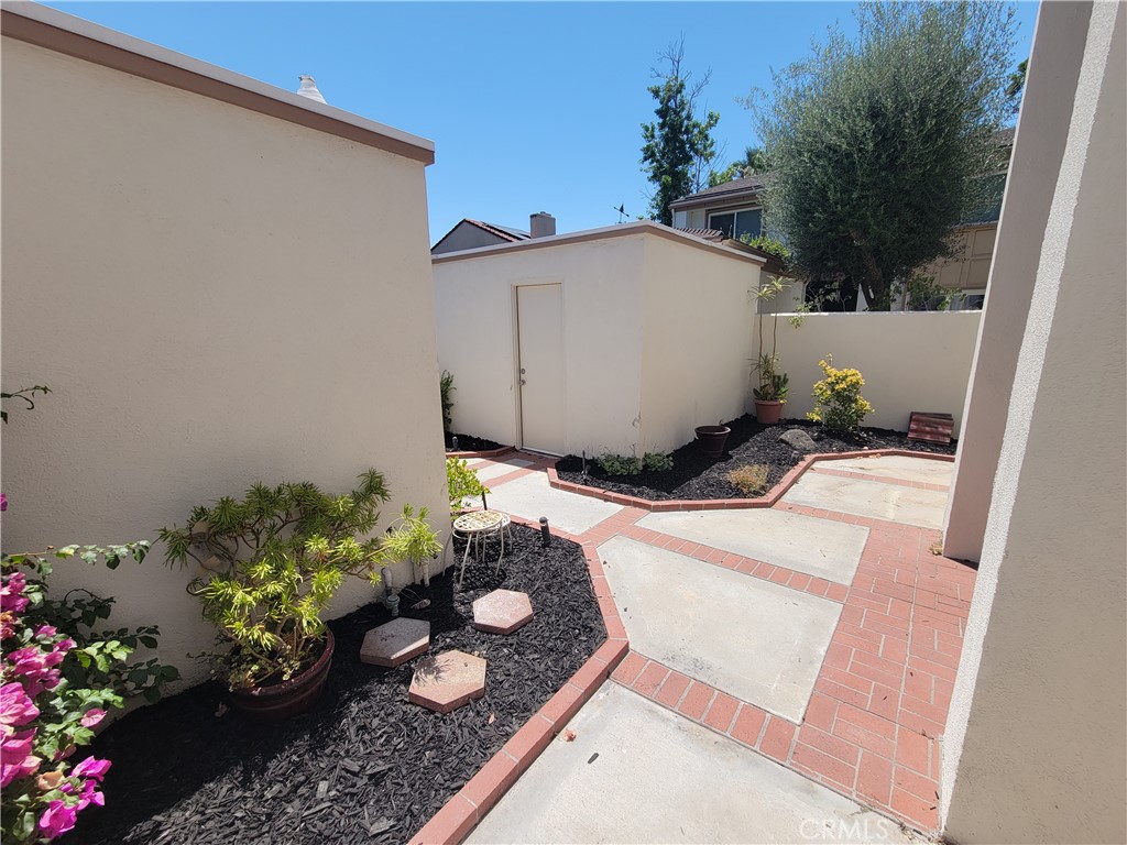11 Meadowsweet Way Irvine, CA 92612 - Photo 26 of 35 a backyard of a house with lots of green space