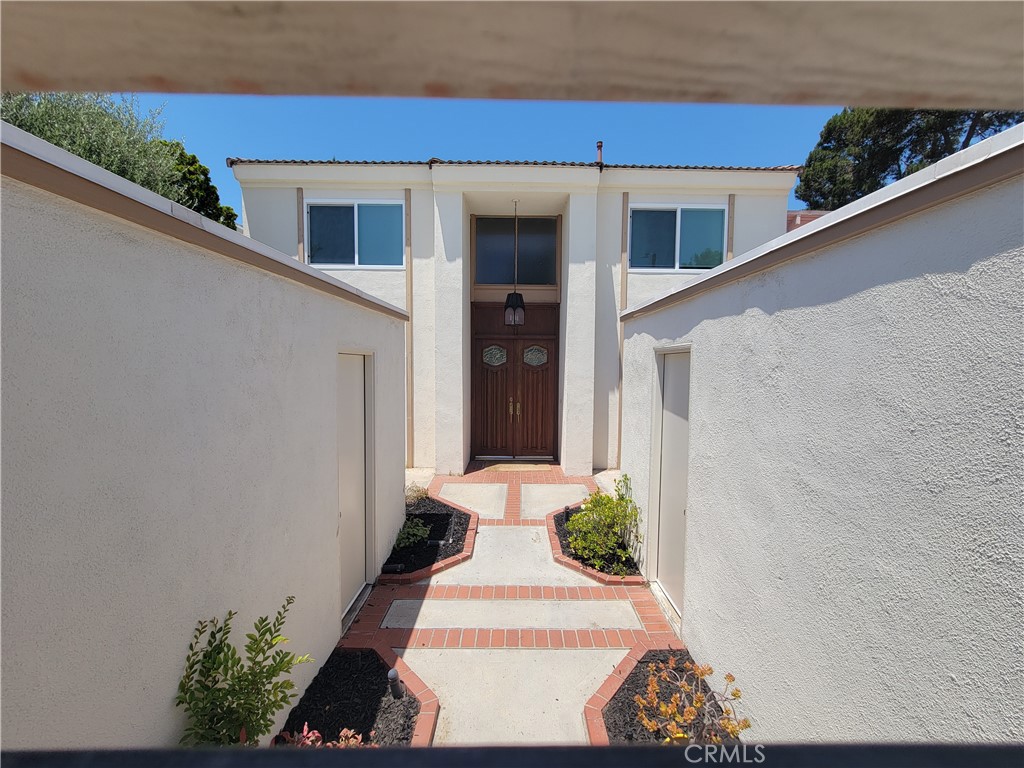 11 Meadowsweet Way Irvine, CA 92612 - Photo 3 of 35 a front view of a house with a yard