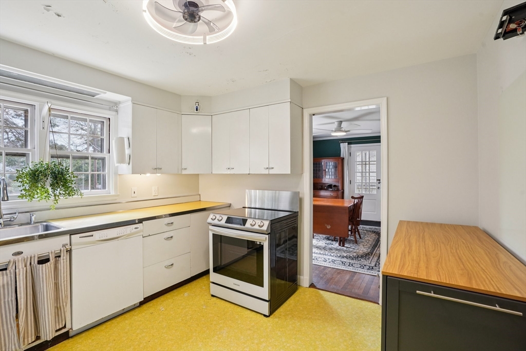 2 Saxon Road Worcester, MA 01602 - Photo 6 of 32