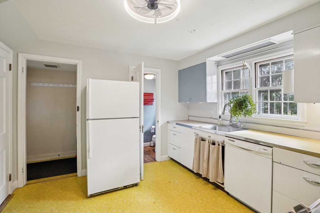 2 Saxon Road Worcester, MA 01602 - Photo 7 of 32