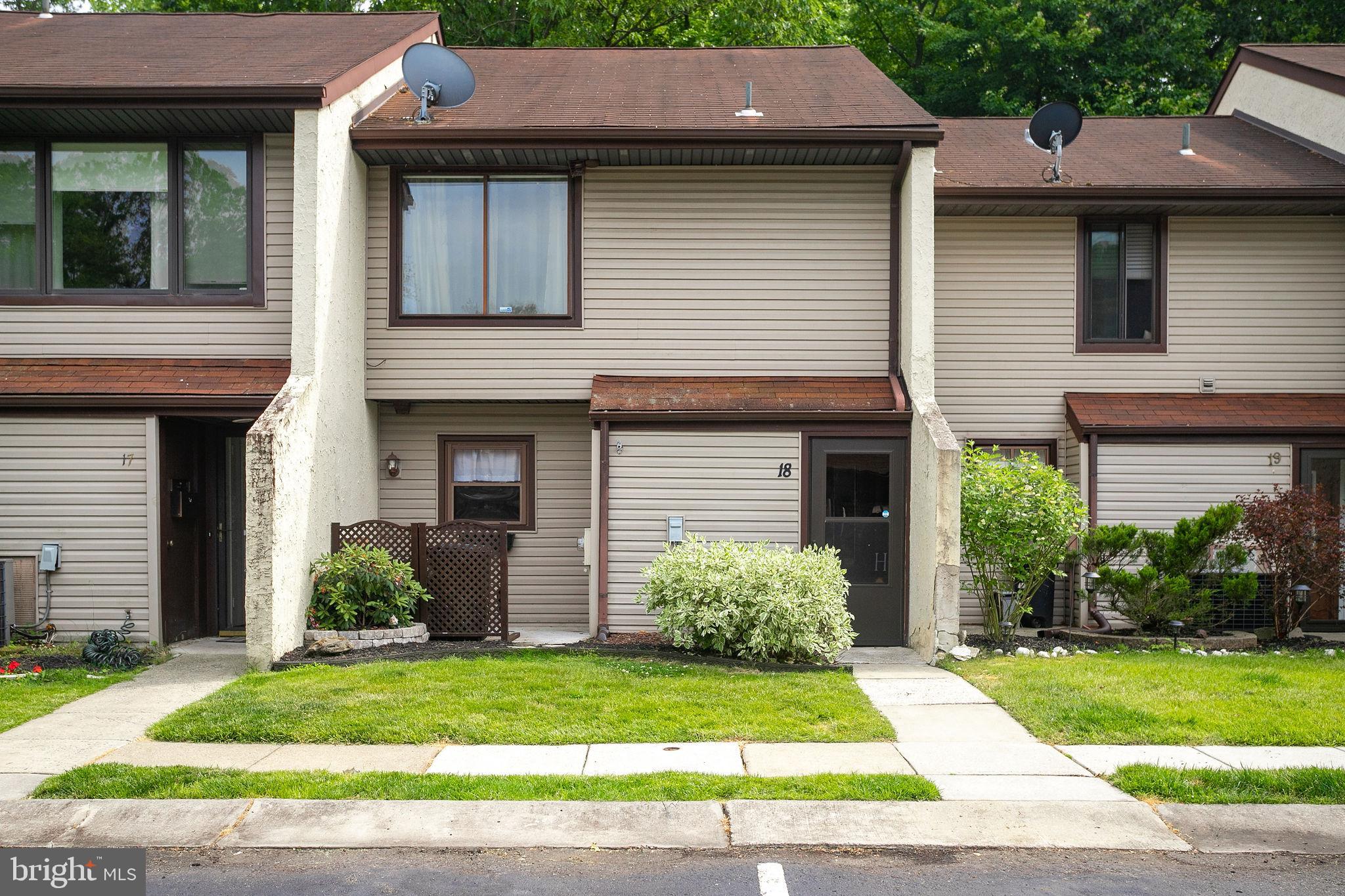 18 West Azalea Lane Mount Laurel, NJ 08054 - Photo 1 of 27